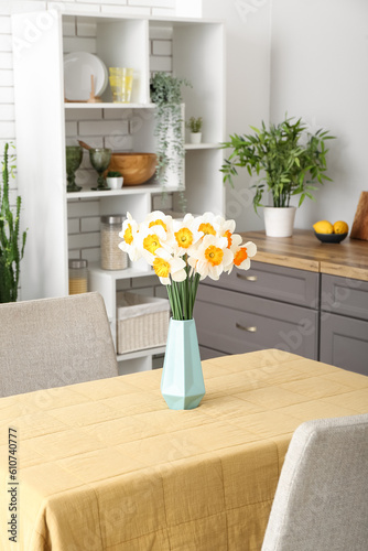 Fresh daffodil bouquet in m...