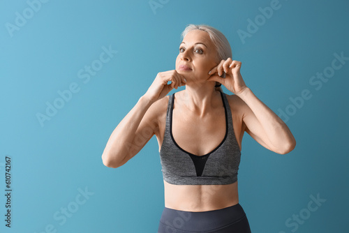 Sporty mature woman doing f...