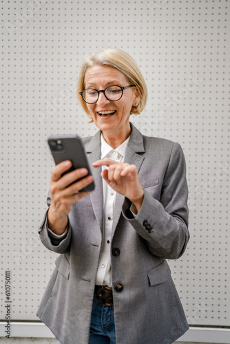 Foto Woman with use mobile phone smartphone send sms