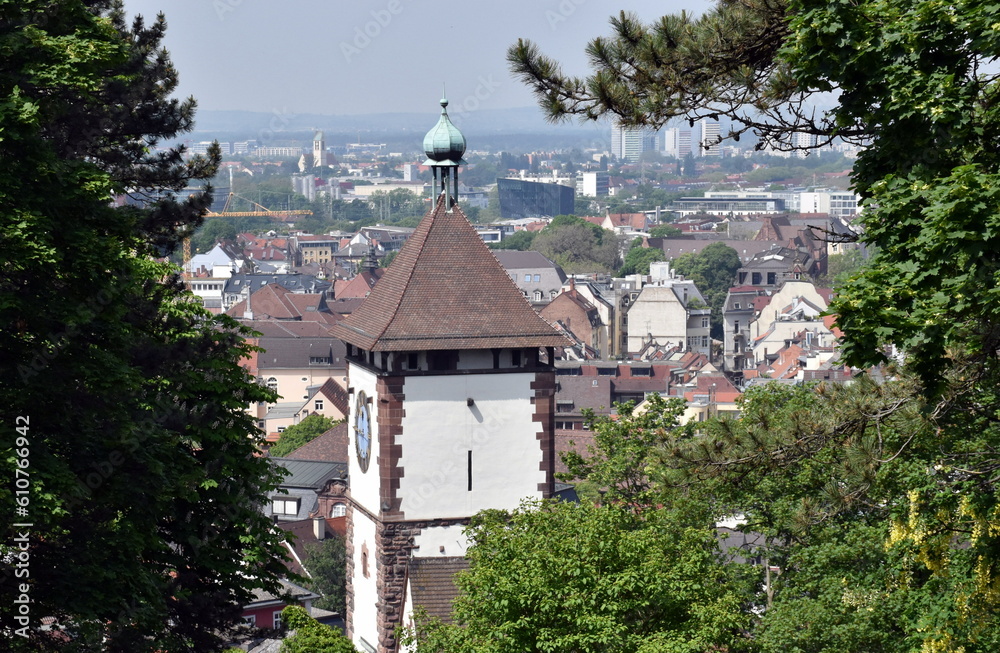 Turm des Schwabentors in Freiburg im Frühling