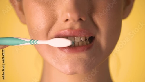 Kobieta szczotkujaca zęby  photo
