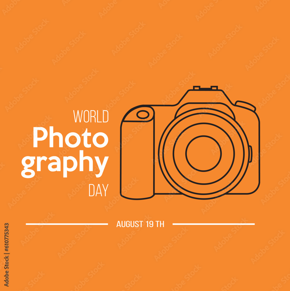 Cartel del día internacional de la fotografía con un dibujo de una cámara réflex sobre un fondo anaranjado. Vista de frente y de cerca. Copy space. Icono vector