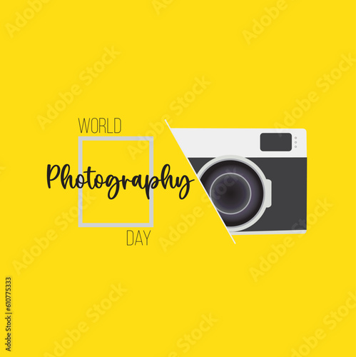 Cartel del día internacional de la fotografía con fondo amarillo. Vista de frente y de cerca. Copy space. Icono vector