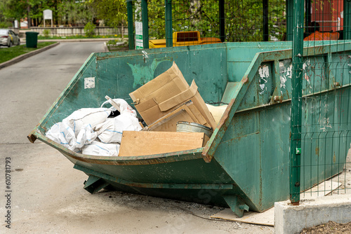 Foto large metal container for bulky or construction debris  in the courtyards of residential buildings