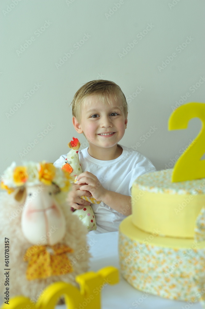 criança sorridente feliz em aniversário com galinha de pano criança sorridente feliz em aniversário com galinha de pano