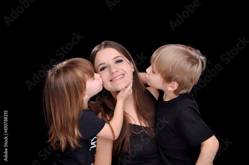 mãe sorridente com filhos juntos em diversão 
