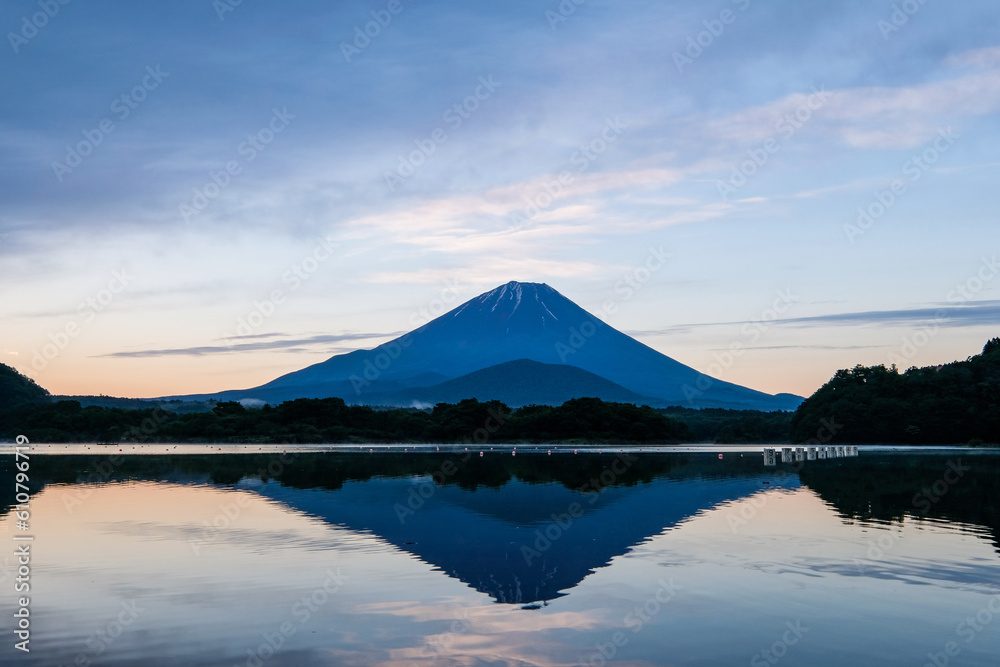 夜明け前の精進湖・富士山