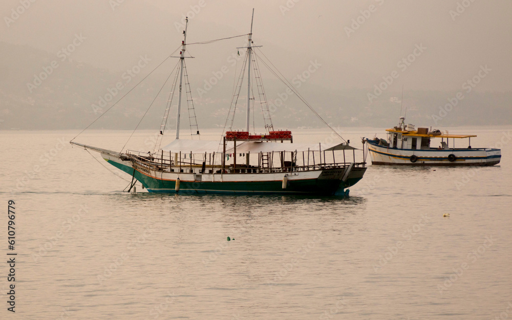 Barcos ancorados no Oceano Atlântico no litoral Norte de São Paulo, Brasil.  