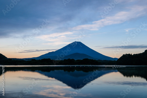 夜明け前の精進湖・富士山 © Kazu8