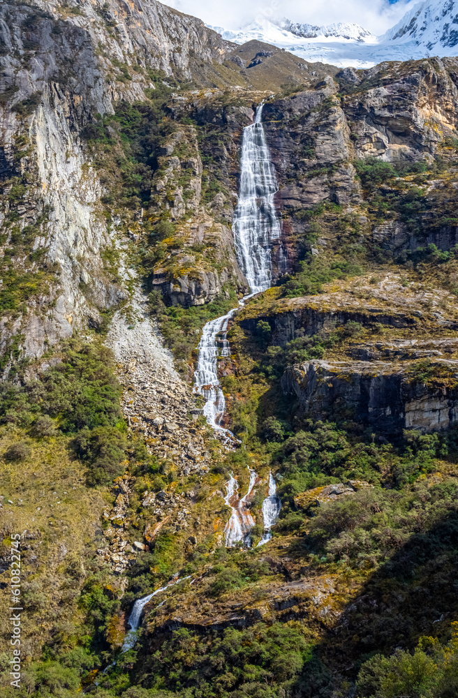 Catarata en camino a la Laguna 69 en el Parque Nacional Huascarán, en la Cordillera Blanca, Huaraz, Ancash, Peru