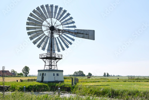 Fotografía American wind engine from 1920 near Weidum in Friesland The Netherlands
