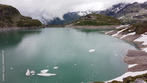 Idyllischer Bergsee mit Eisschollen - Landschaftsidylle Weißsee - Gletscherwelten photo