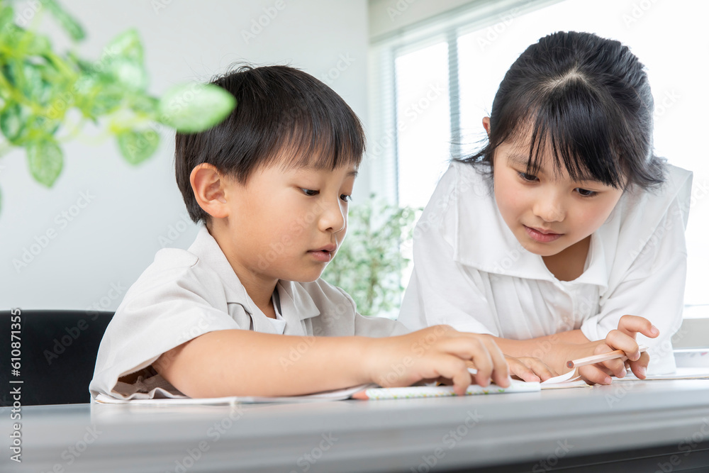 弟に宿題を教えるお姉ちゃん Older sister teaching her little bro 弟に宿題を教えるお姉ちゃん Older sister teaching her little bro