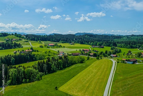 Landschaft im Allg  uer Alpenvoralnd bei Heimenkirch 