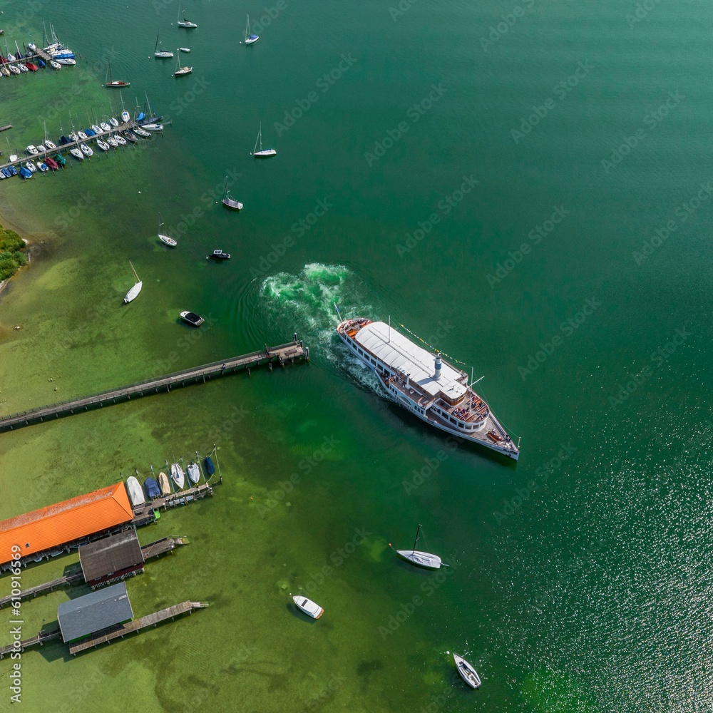 Ausflugsschiff legt am Dampfersteg von Schondorf am Ammersee ab
