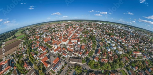 Die Altstadt von Mindelheim im Unterallgäu aus der Luft 
