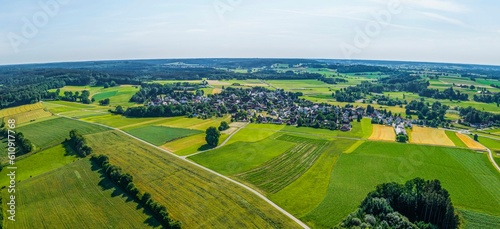 Landwirtschaftlich geprägte Landschaft im schwäbischen Naturpark Westliche Wälder - Ausblick ins Schmuttertal und Margertshausen 