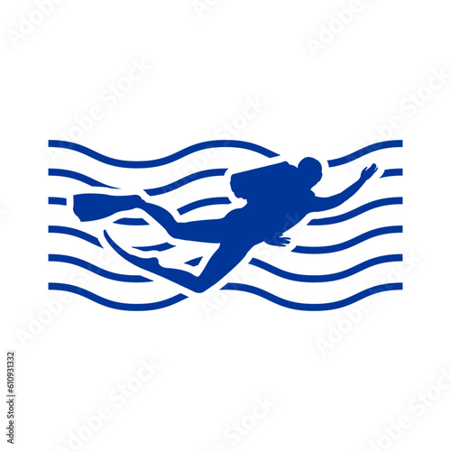 Logo club de submarinismo. Silueta submarinista con olas de mar