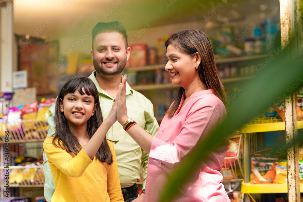 Obraz premium Happy Indian family at grocery shop.