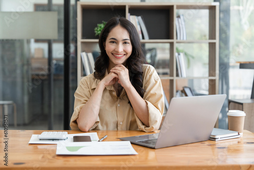 Portrait smile beautiful business asian woman working in office. smiling and looking at camera