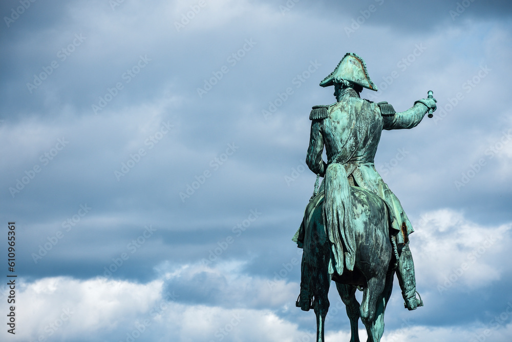 Sztokholm, pomnik króla Karola XIV Jana na tle nieba - obrazy, fototapety, plakaty 
