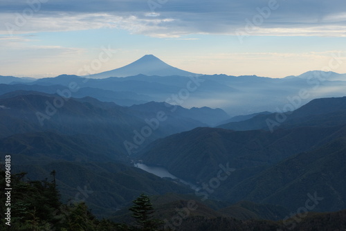 富士山の眺め。日本の雄大な自然。百名山。