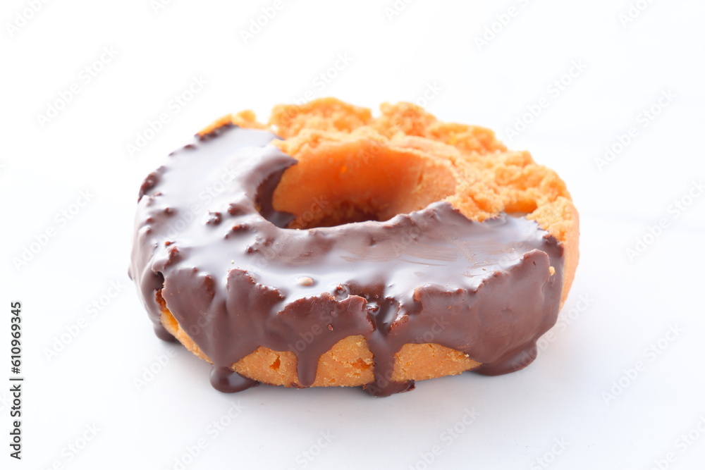 チョコレートでコーティングしたオールドファッションドーナツ チョコレートでコーティングしたオールドファッションドーナツ