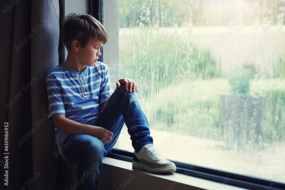 © Alex Ford-Robertson/peopleimages.com - Boy child, rain and sad by window with thinking, mental health and space for mockup in home. Male kid, raining and think by glass with depression, mock up or bored with problem, winter or frustration © Alex Ford-Robertson/peopleimages.com - Boy child, rain and sad by window with thinking, mental health and space for mockup in home. Male kid, raining and think by glass with depression, mock up or bored with problem, winter or frustration
