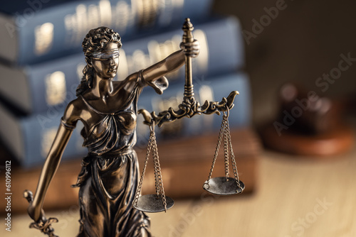 Bilde på lerret Statute of Justice and law books in the background