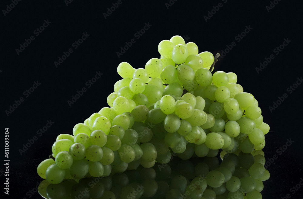 Bunch of white grapes with water drops on black background - obrazy, fototapety, plakaty 