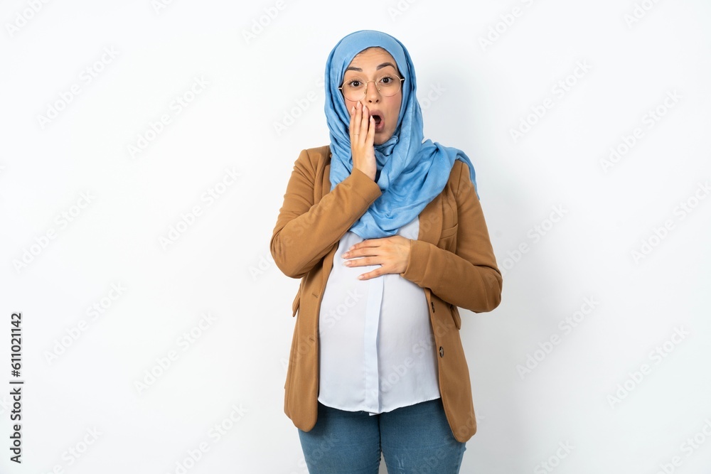 Φωτογραφία Shocked Young beautiful pregnant muslim woman wearing hijab over white background looks with great surprisment being very stunned, astonished with unexpected news, Facial expressions concept