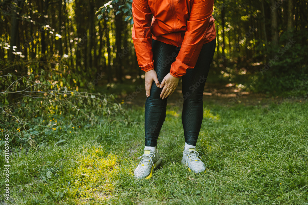 Foto de Sad caucasian woman is holding her knee joint in excruciating