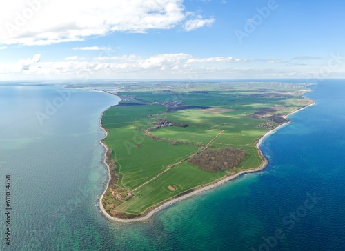 Luftaufnahme der gesamten Insel Fehmarn Faszinierende Vogelperspektive mit blauem Meer, Windrädern, Feldern, Dörfern, Strand und Fehmarnsundbrücke und Wolken