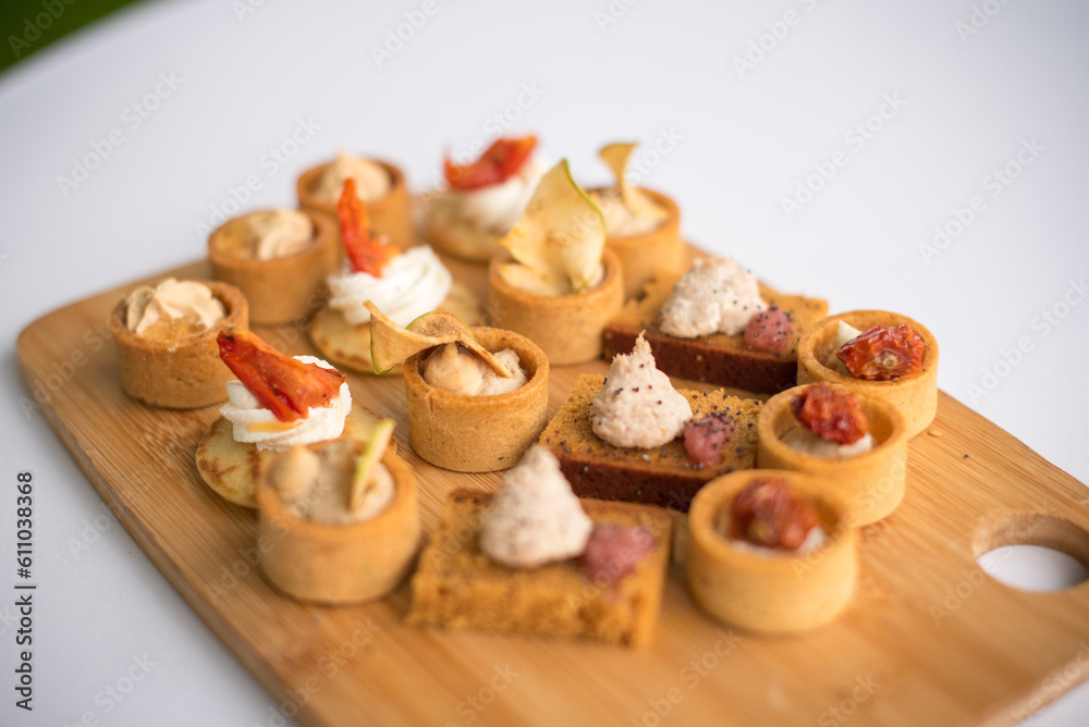 Plateau traiteur, cocktails, toasts et petits fours Plateau traiteur, cocktails, toasts et petits fours