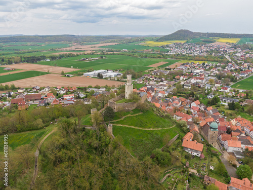 Majestätische Felsburg: Luftaufnahme der imposanten Burg in Hessen mit Bergkulisse, Burgturm, Burgmauer, Dörfern und Feldern im Hintergrund