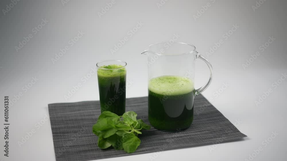 Green smoothie with cucumber, spinach, and apple Green smoothie with cucumber, spinach, and apple