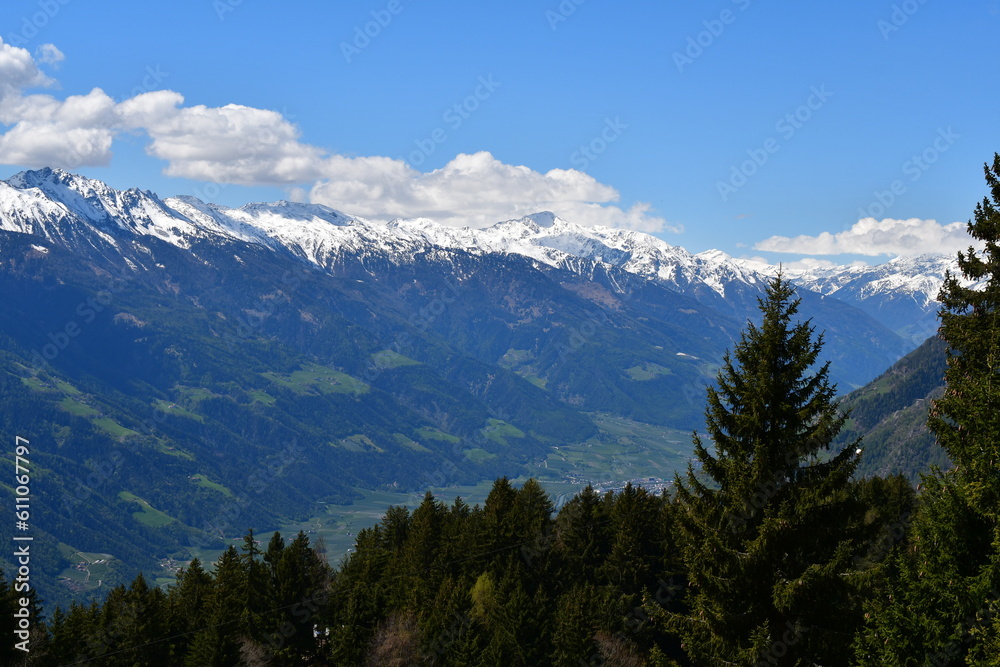 Blick vom Meraner Höhenweg ins Vinschgau in Südtirol 