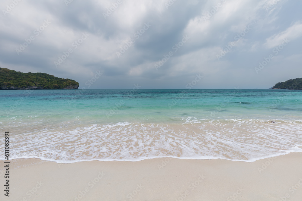 Obraz premium beautiful beach and sky at Ang Thong National Marine Park,tropical paradise,Samui District, Suratthani, Thailand