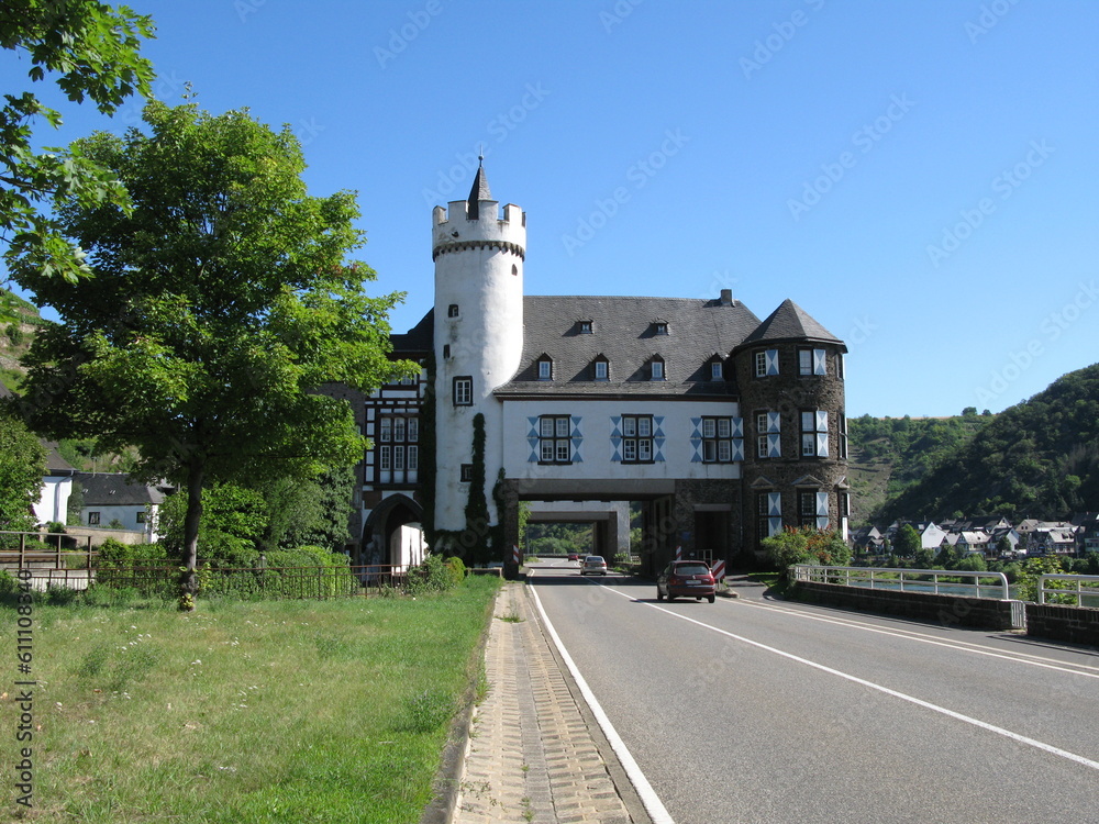 Straße durch das Schloss Oberburg in Kobern-Gondorf Straße durch das Schloss Oberburg in Kobern-Gondorf