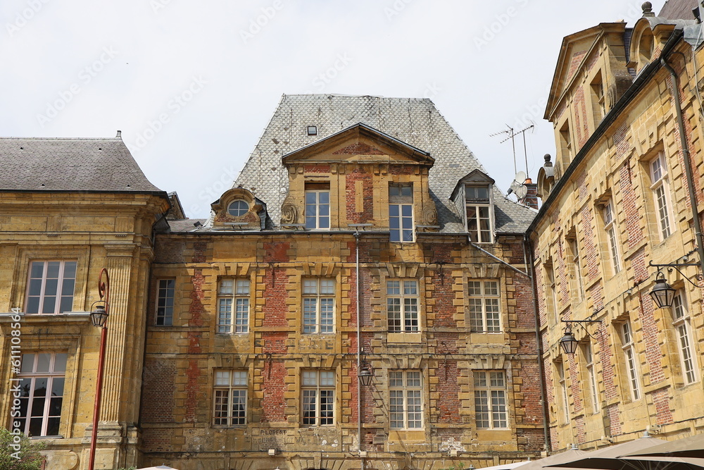 Fototapeta premium Bâtiment typique, vue de l'extérieur, ville de Charleville Mézières, département des Ardennes, France
