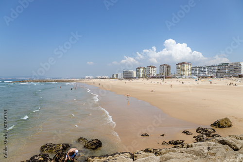 Vista da Costa da Caparica, uma das melhores praias de Lisboa, Portugal