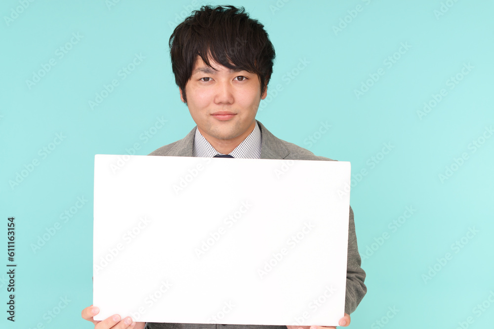 ホワイトボードを持つ男性