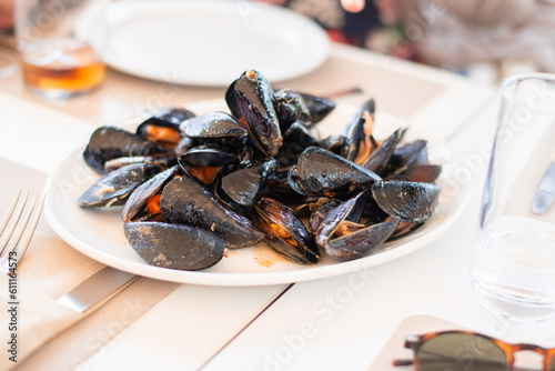 stimmed mediterranean mussels with lemon and garlic spanish style