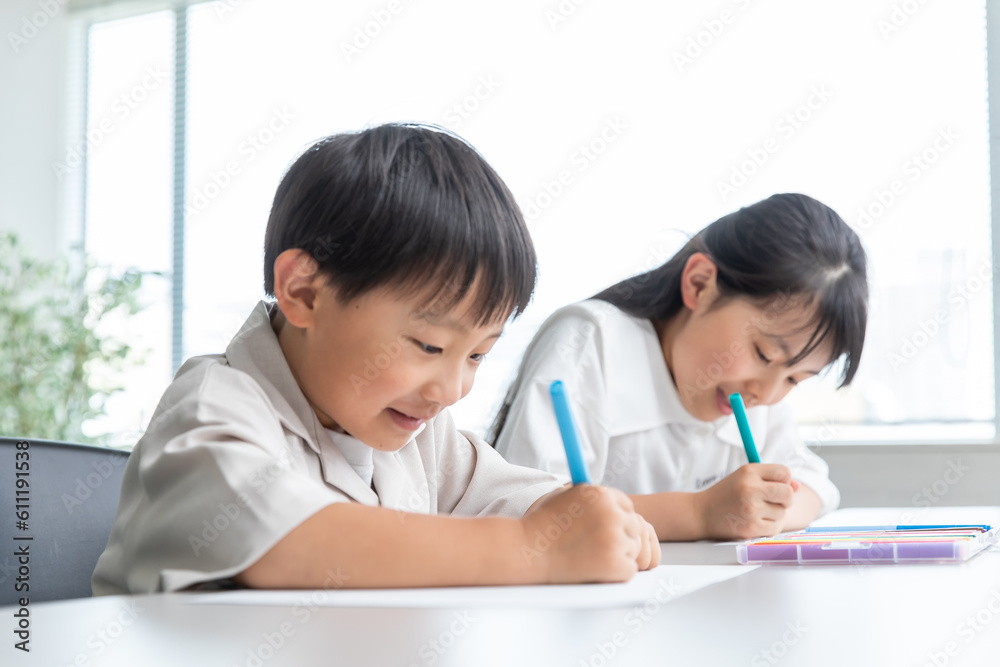 一生懸命勉強する子ども child studying hard 一生懸命勉強する子ども child studying hard