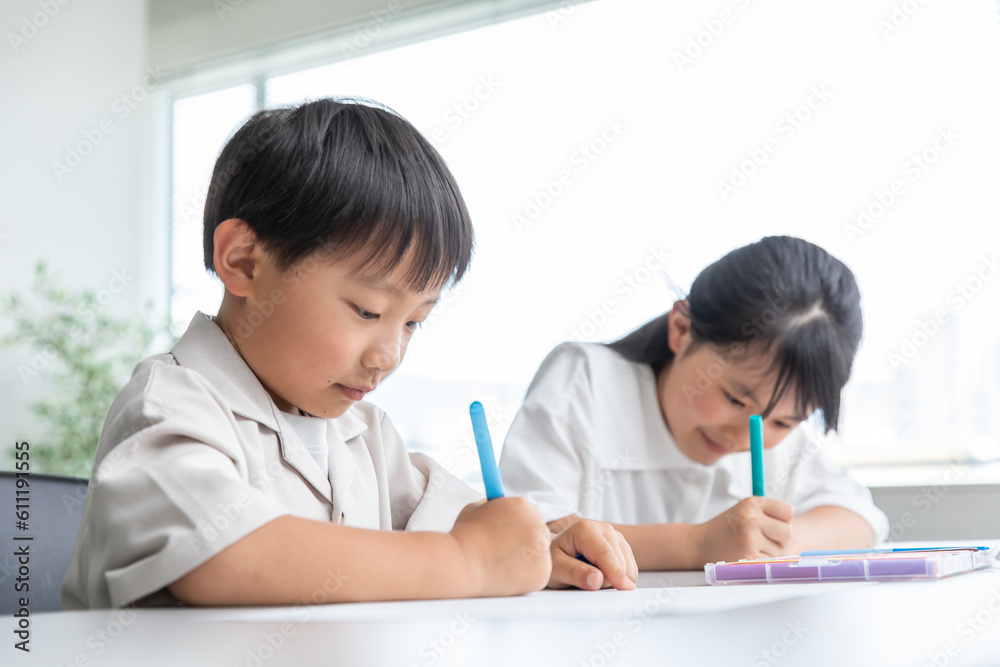 一生懸命勉強する子ども child studying hard 一生懸命勉強する子ども child studying hard