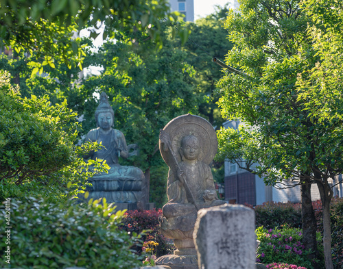 Spirituality and Religion: Debido a la presencia de las estatuas de Buda, la imagen podría ser apropiada para la categoría de espiritualidad y religión, resaltando la tranquilidad y la serenidad asoci photo