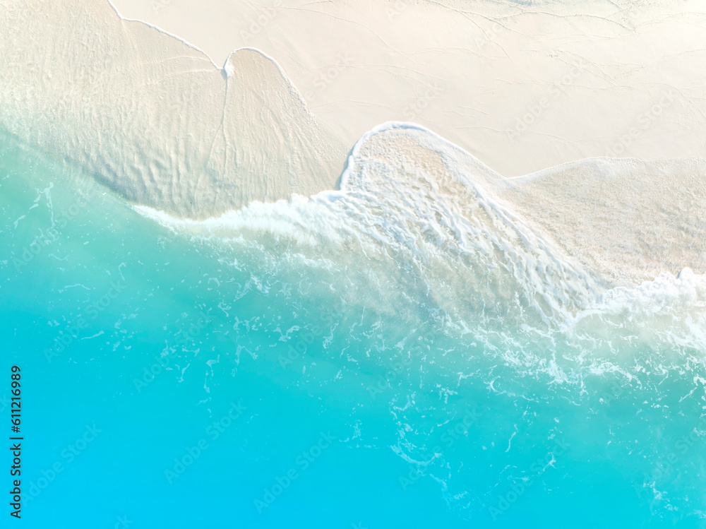 Naklejka premium Aerial view with beach in wave of turquoise sea water shot, Top view of beautiful white sand background