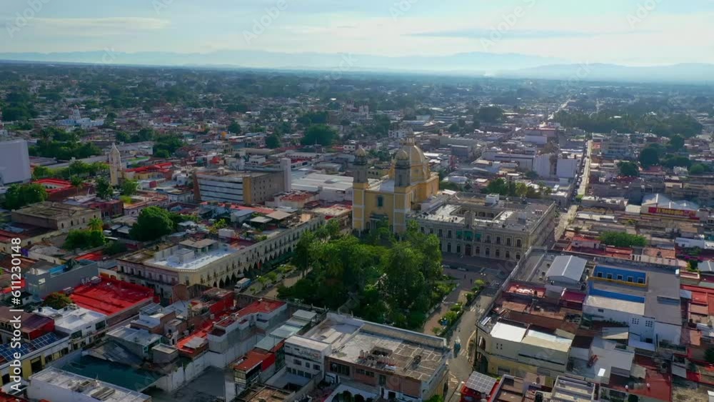 Vuelo sobre el centro y jardín Libertad de Colima, México.