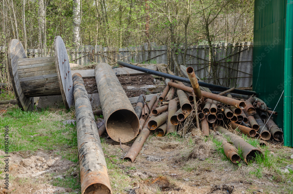 The pipes are stacked for discharge, a pile of garbage from iron pipes The pipes are stacked for discharge, a pile of garbage from iron pipes