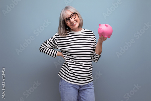 Cuadro en lienzo ingenious grandmother middle-aged woman has an idea where to invest her savings